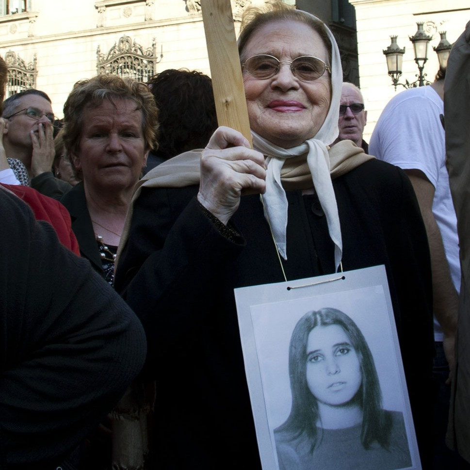 En plena dictadura, Carlota se exilió en España con su marido, Enrique Quesada, uno de los primeros diplomados de Salud Pública de Argentina. Desde allí se enteró del asesinato del primer compañero de su hija, Luis Bearzi, y de la desaparición de Graciela embarazada de su nueva pareja, a quien no llegó a conocer. A la distancia, inició los reclamos de justicia y se contactó con Abuelas de Plaza de Mayo. Fue una de las fundadoras de la Comisión de Solidaridad con Familiares de Desaparecidos en Argentina (COSOFAM), que buscaba visibilizar lo que estaba pasando en nuestro país.
